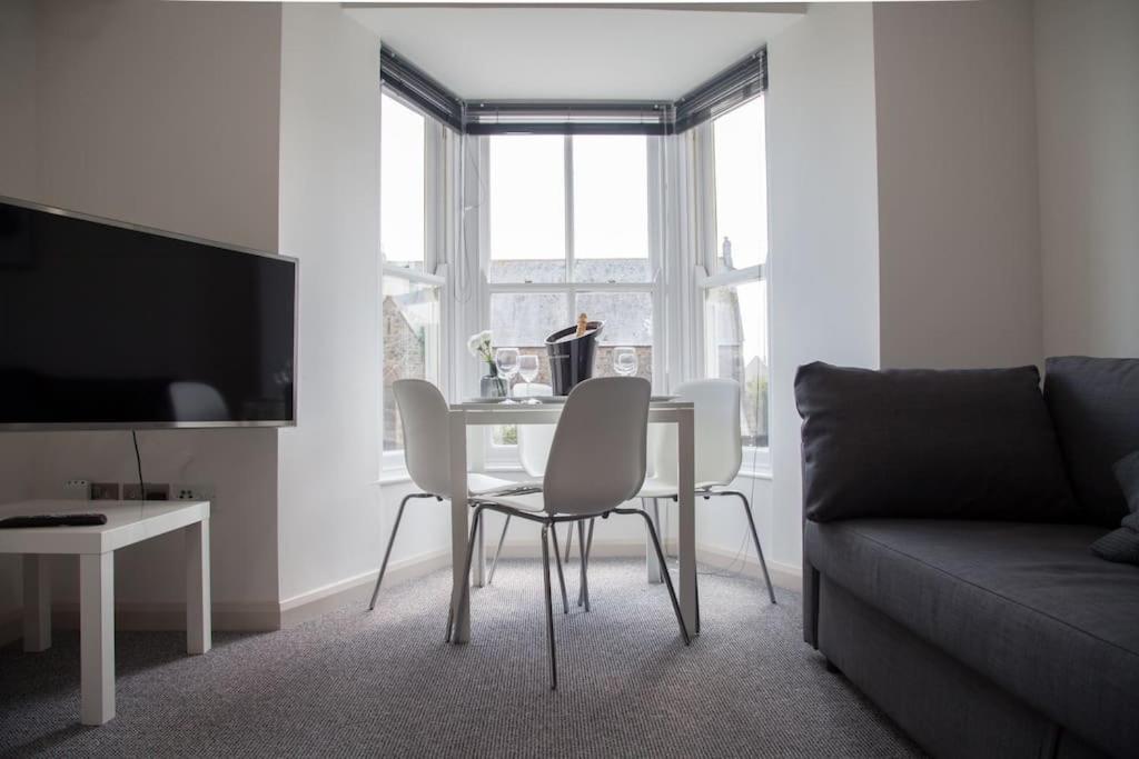 Stunning 2 Bed Apartment With Sea Views, Penzance Bagian luar foto
