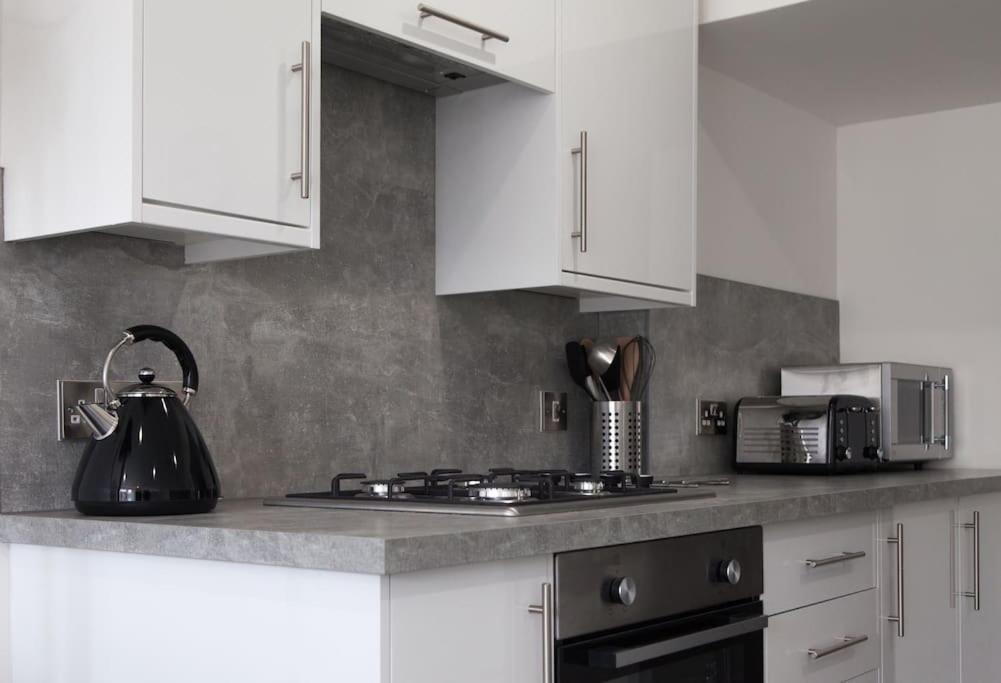 Stunning 2 Bed Apartment With Sea Views, Penzance Bagian luar foto